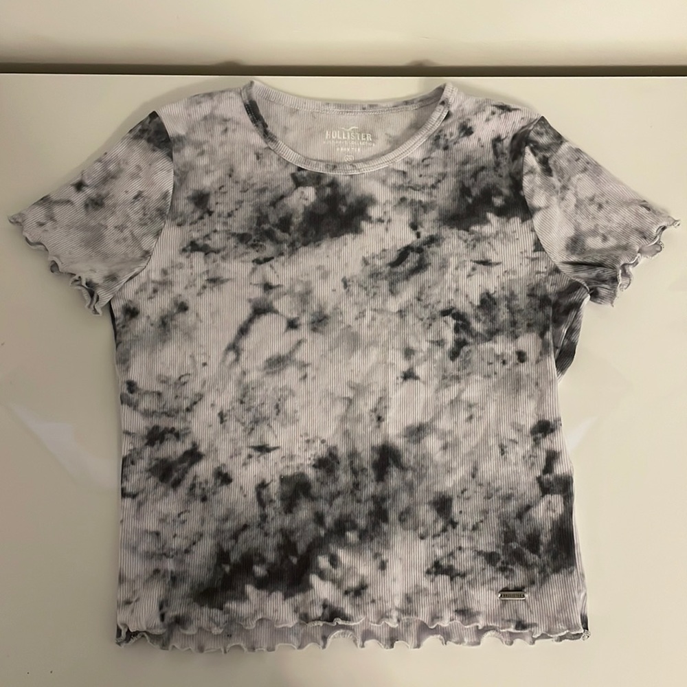 Hollister Baby Tee Top in the Must Have Collection